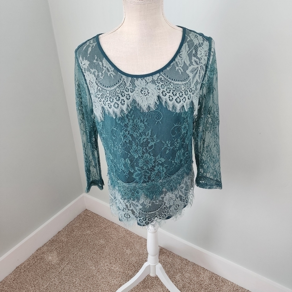 Indigo Women’s Lace Front Sheer Sleeve Knit Back Top Size Medium NWOT